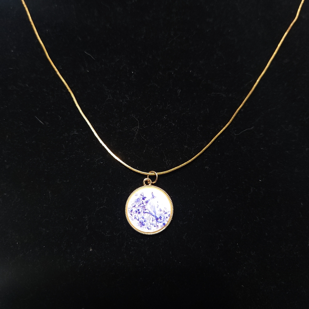 Elegant Gold and Blue Pendant Necklace